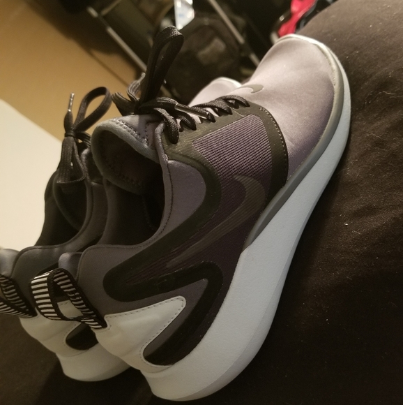 Nike running shoes 7.5 - Picture 1 of 8